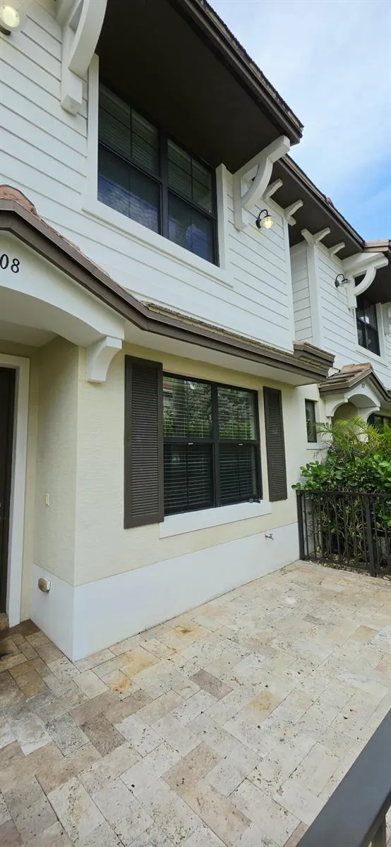 2723 NE 14th Street #108 Pompano Beach, FL 33062