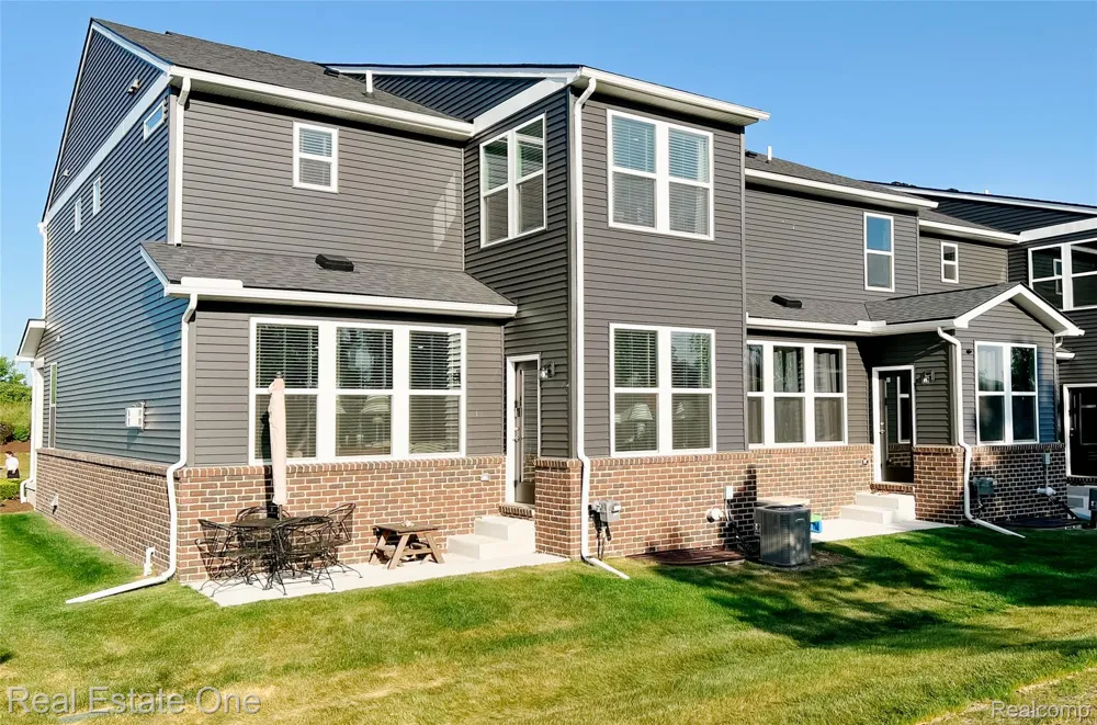 4932 Glenora Drive Orion Charter Township, MI 48359