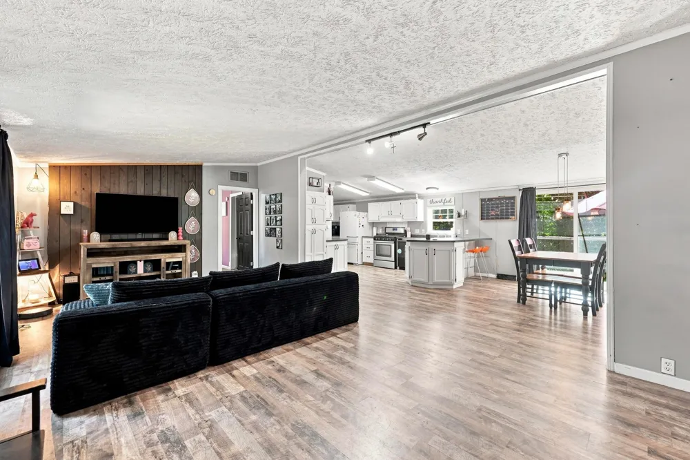 7460 Pine Ridge Drive NE Grattan Township, MI 48809