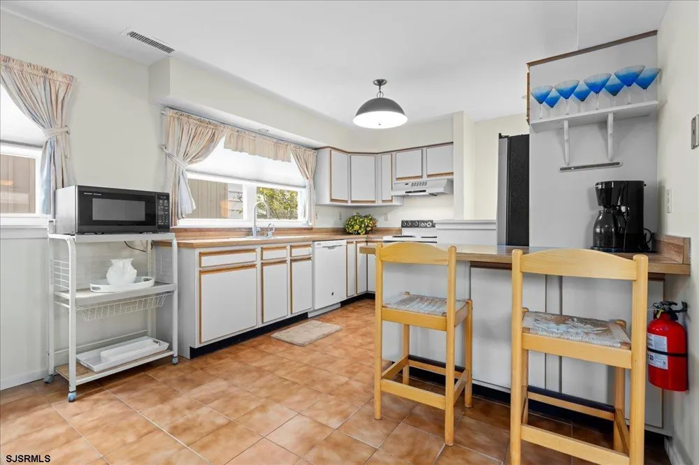 9704 Pacific Ave Margate, NJ 08402