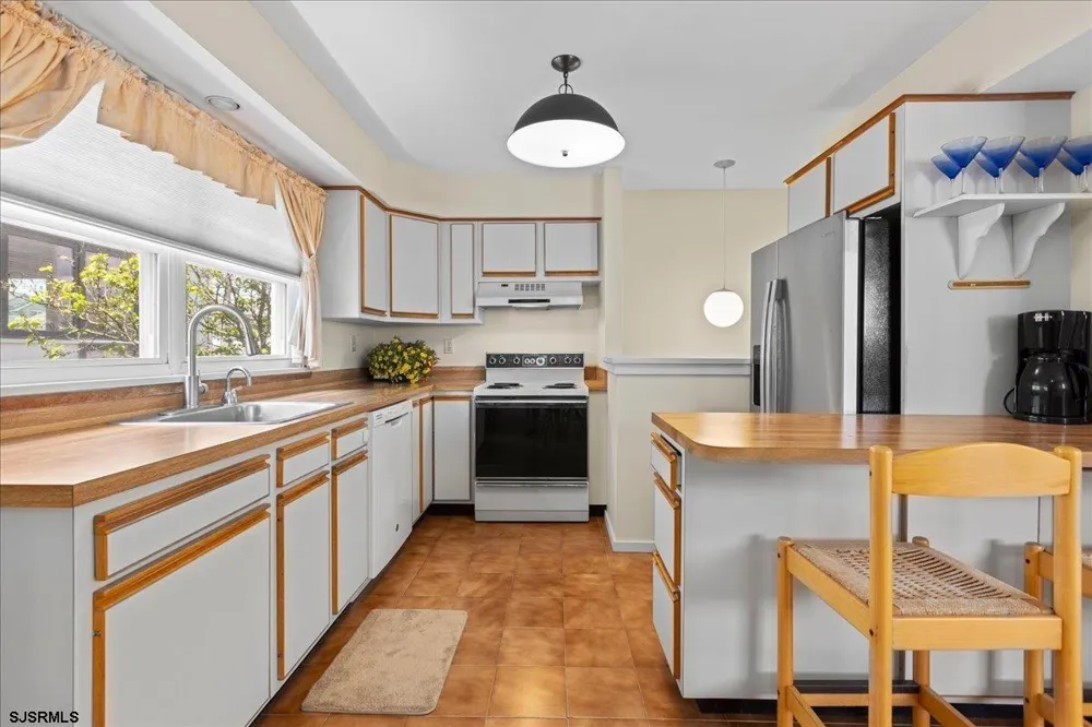9704 Pacific Ave Margate, NJ 08402