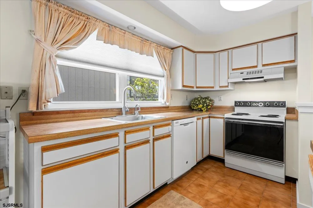 9704 Pacific Ave Margate, NJ 08402