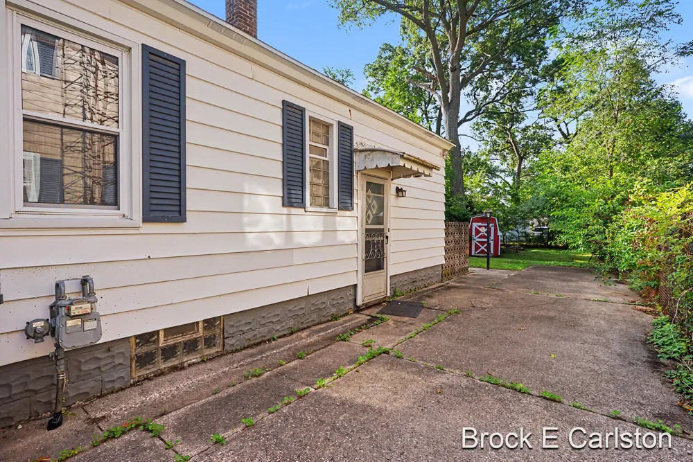 2315 Harding Avenue Muskegon, MI 49441