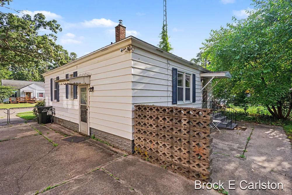 2315 Harding Avenue Muskegon, MI 49441