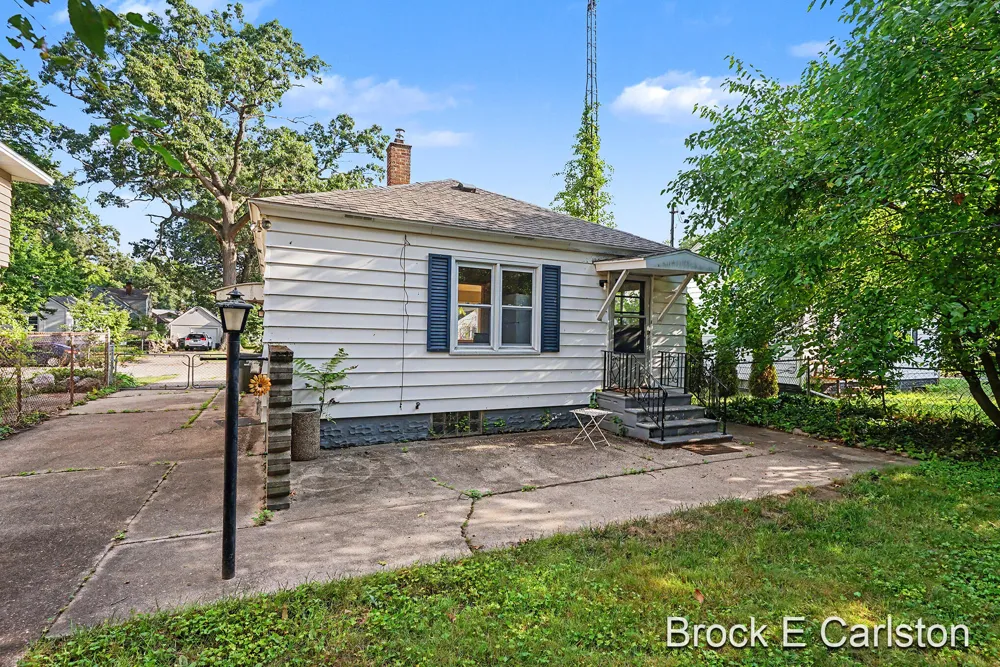 2315 Harding Avenue Muskegon, MI 49441