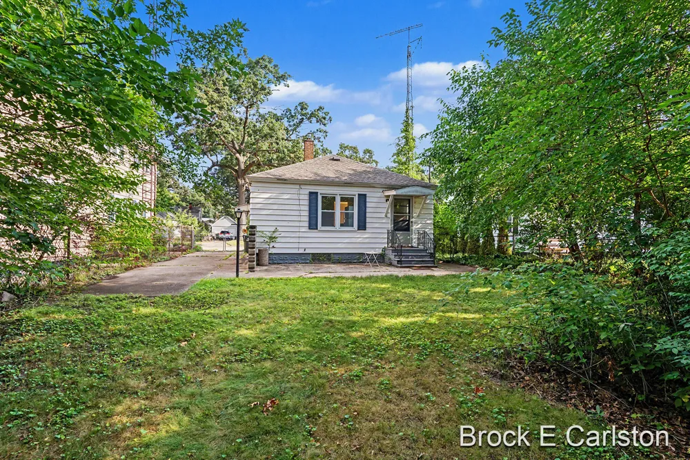 2315 Harding Avenue Muskegon, MI 49441