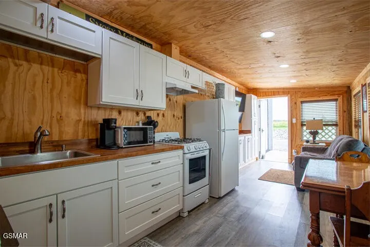 1917 Valley Home Road Dandridge, TN 37725