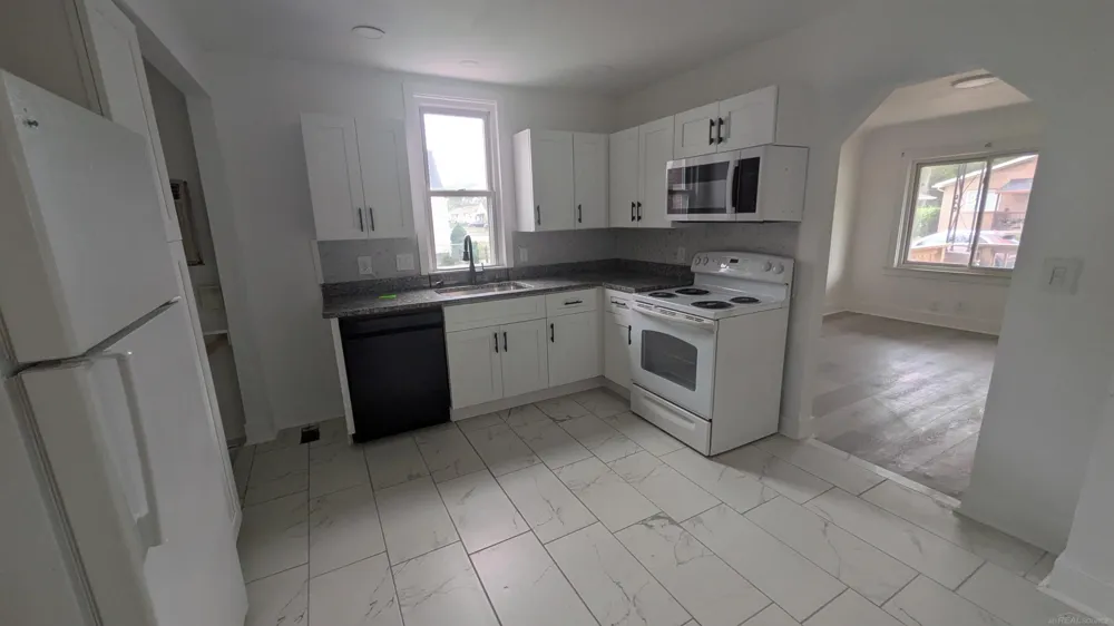 8708 Jewett Avenue Warren City, MI 48089