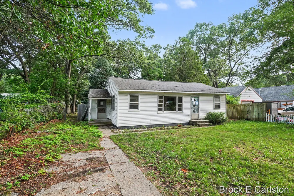 1442 Norwich Avenue Norton Shores, MI 49444