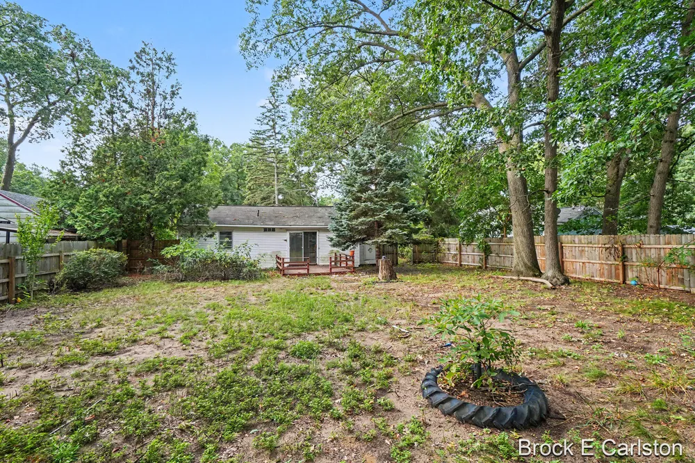 1442 Norwich Avenue Norton Shores, MI 49444