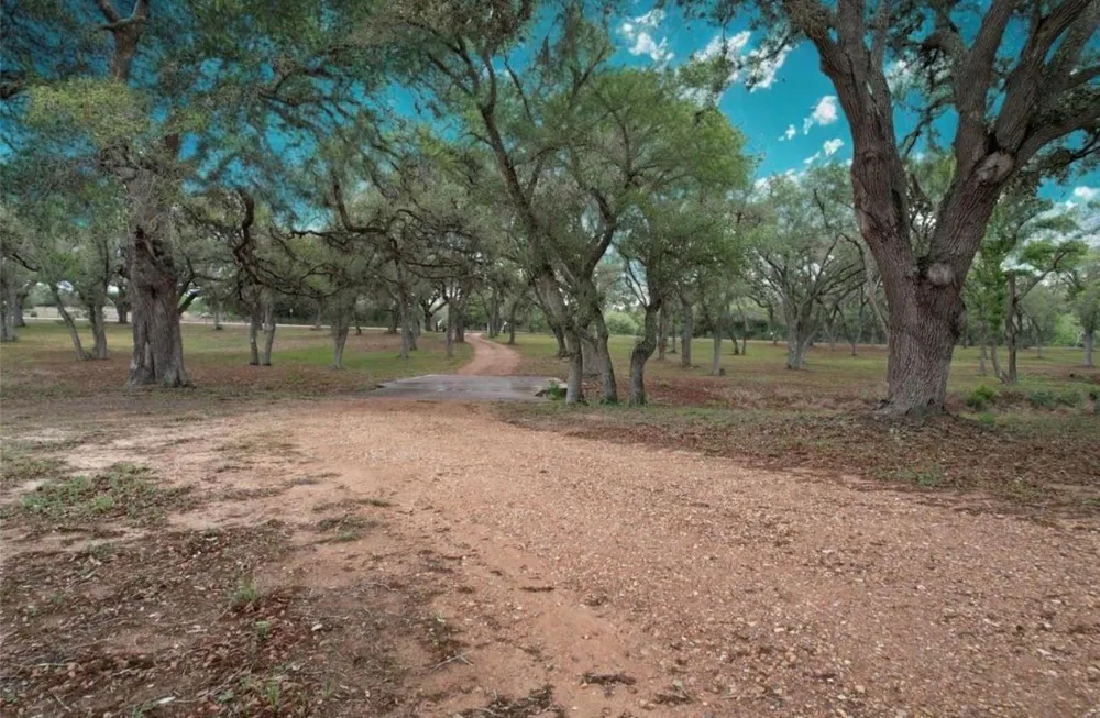 4149 Cr 444 Hallettsville, TX 77964