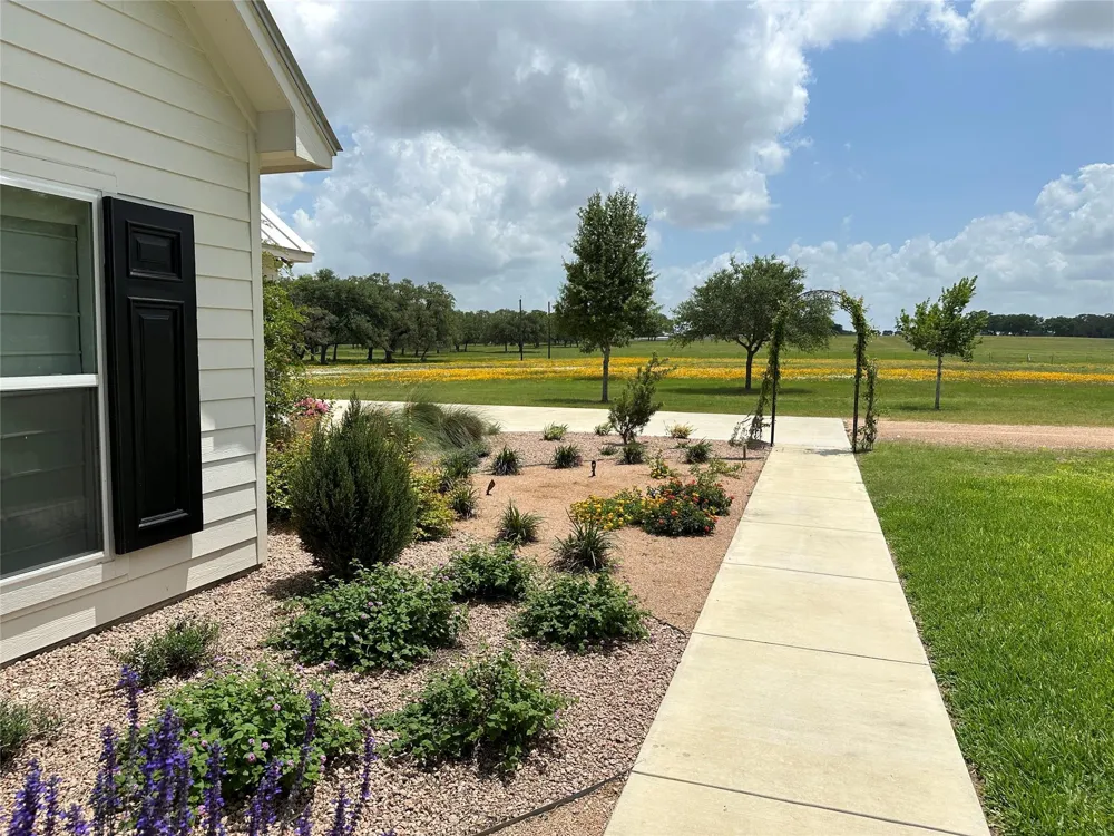 4149 Cr 444 Hallettsville, TX 77964