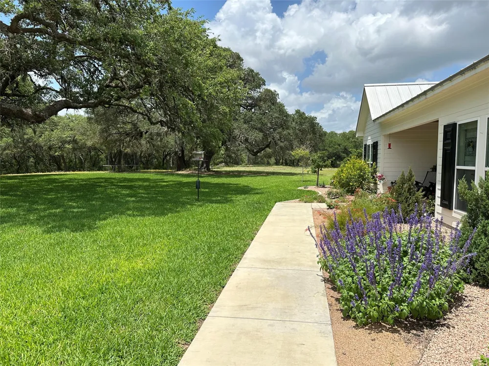 4149 Cr 444 Hallettsville, TX 77964