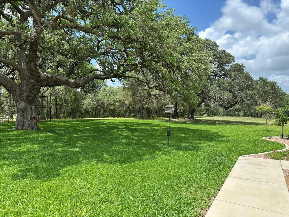 4149 Cr 444 Hallettsville, TX 77964