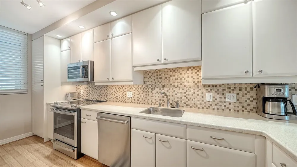 1075 GULF OF MEXICO DRIVE #303 Longboat Key, FL 34228
