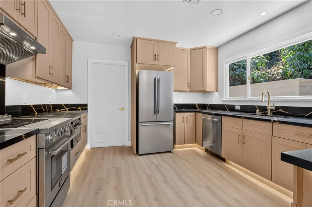 3370 Coy Sherman Oaks, CA 91423