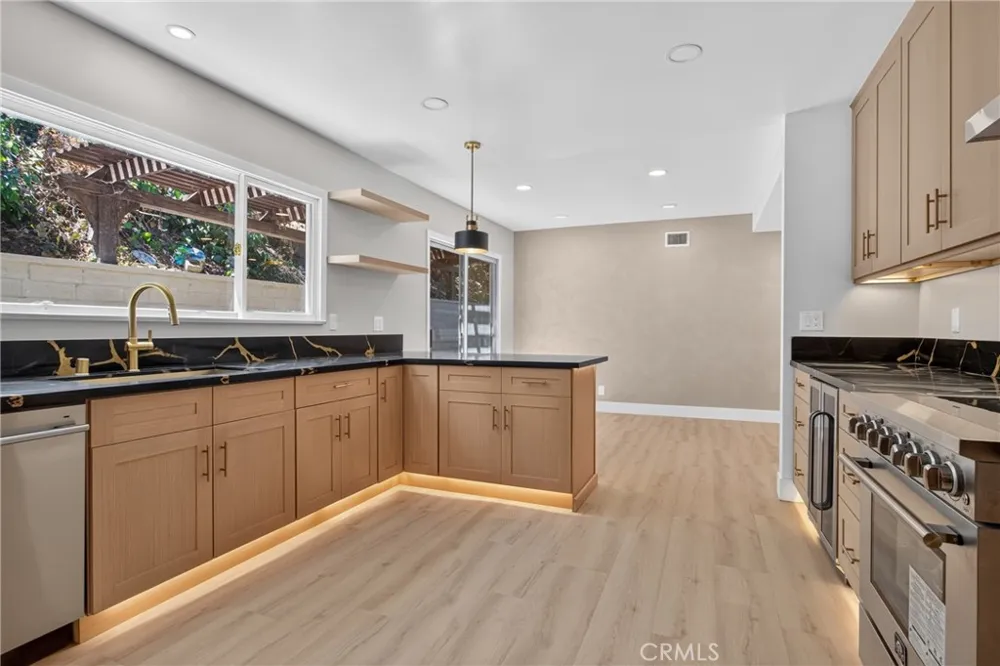 3370 Coy Sherman Oaks, CA 91423