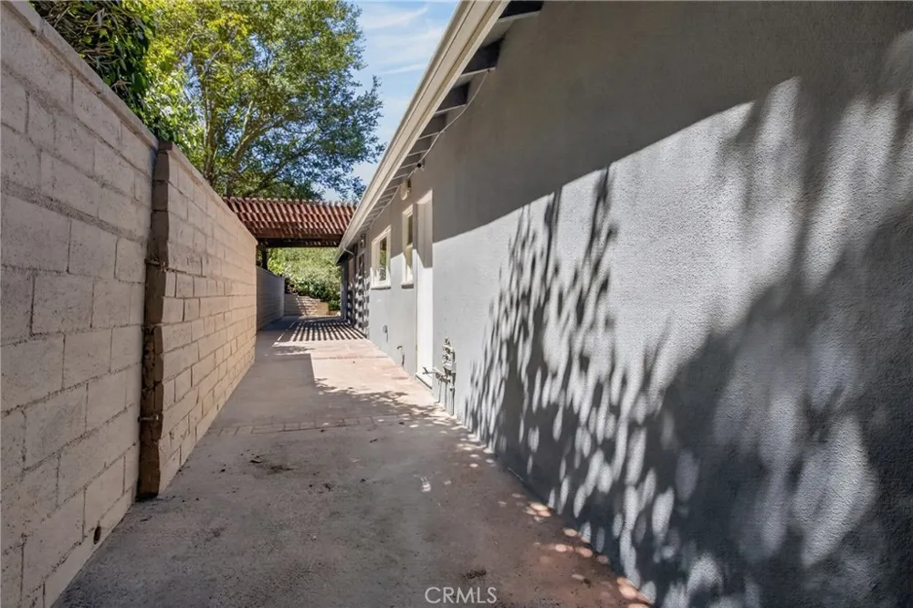 3370 Coy Sherman Oaks, CA 91423
