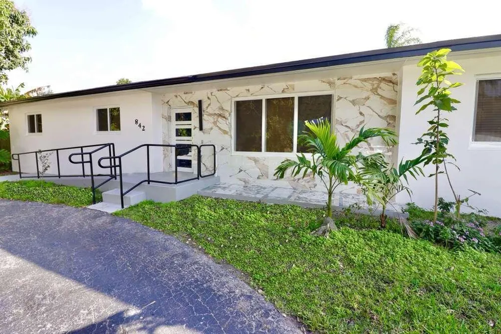 842 NE 154TH STREET Miami, FL 33162