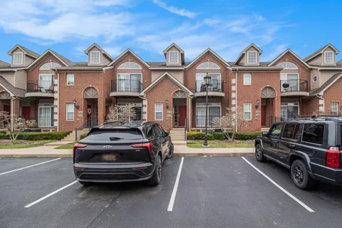 222 W Oakbrook Drive