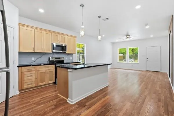 819 Junction Avenue Cleveland, TX 77327