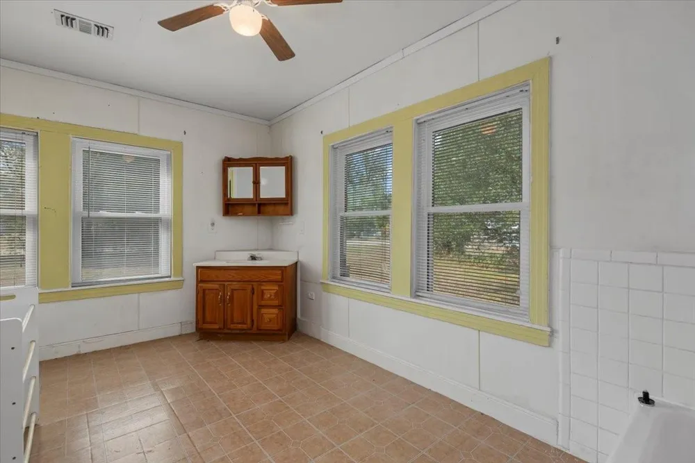 903 La Salle Street Navasota, TX 77868