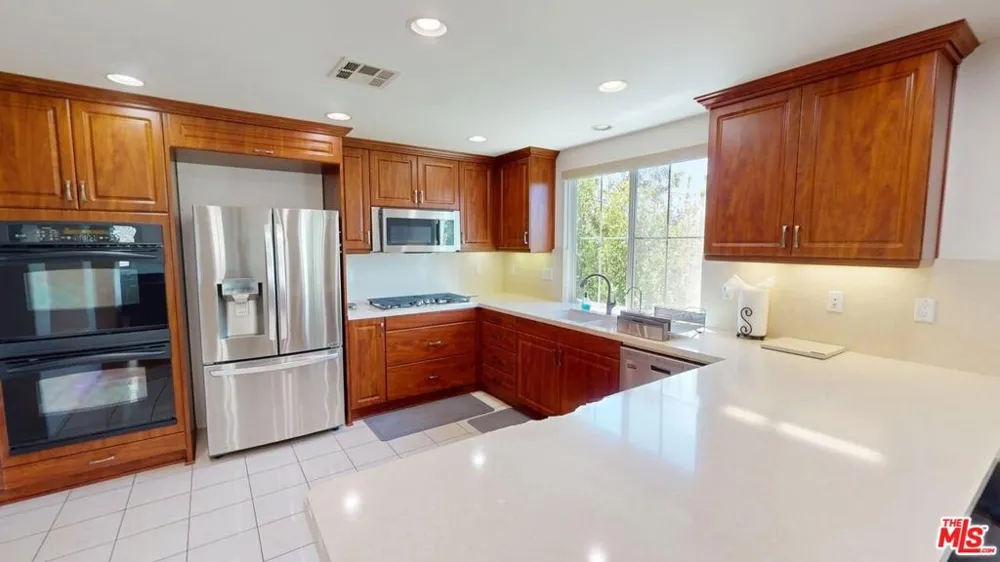 5641 Como Circle Woodland Hills, CA 91367