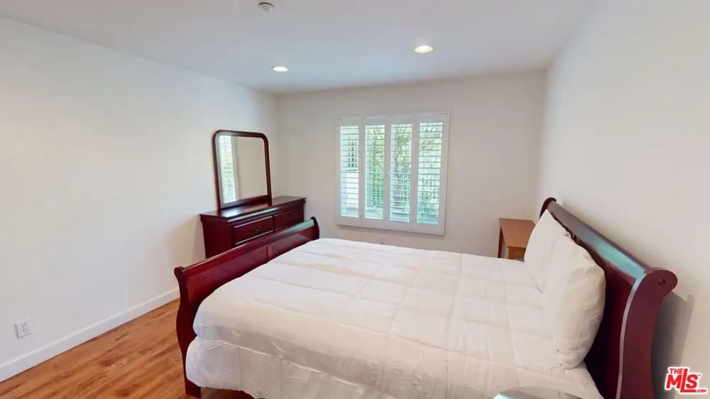 5641 Como Circle Woodland Hills, CA 91367