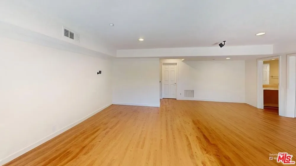 5641 Como Circle Woodland Hills, CA 91367