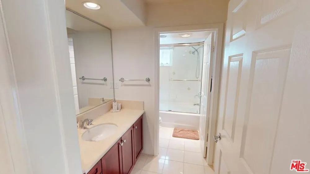 5641 Como Circle Woodland Hills, CA 91367