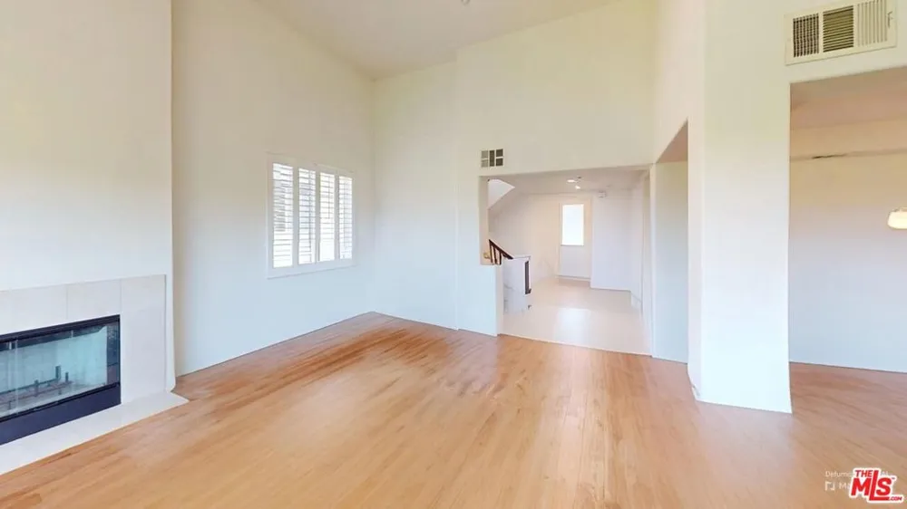 5641 Como Circle Woodland Hills, CA 91367