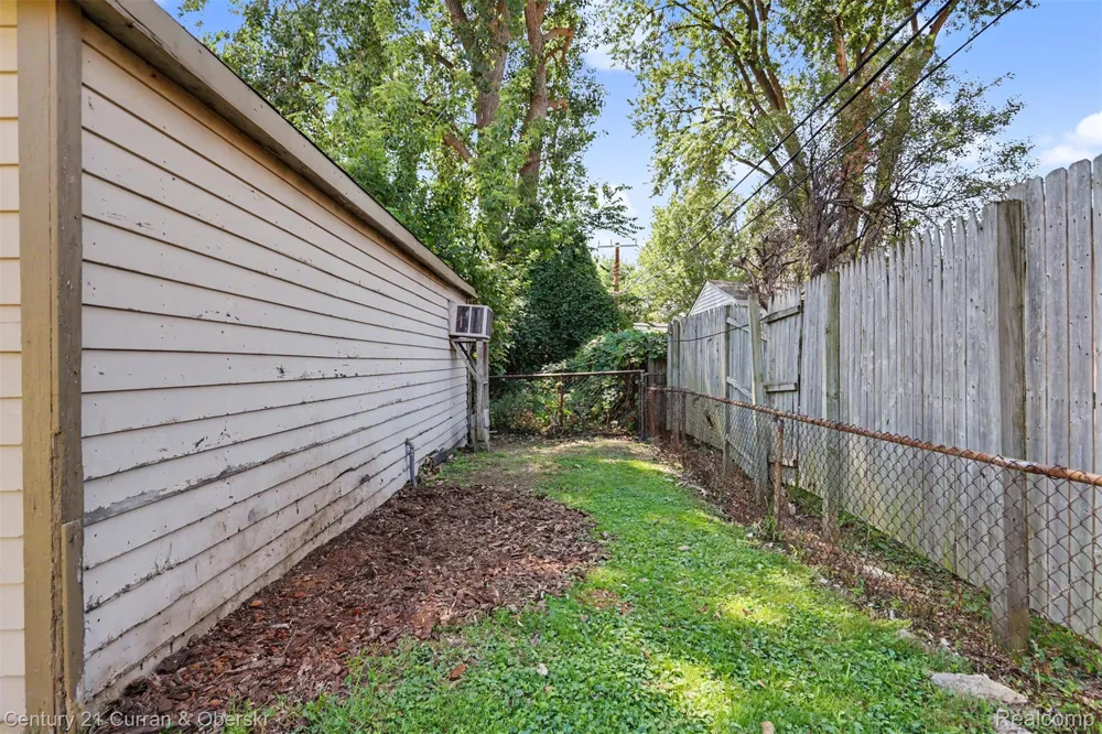 5735 Silvery Lane Dearborn Heights City, MI 48127