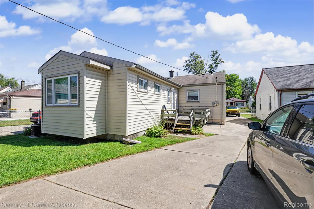 5735 Silvery Lane Dearborn Heights City, MI 48127