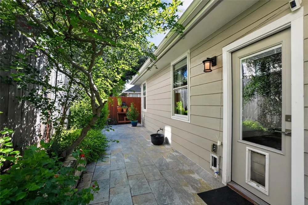 2713 Kinney Oaks Court Austin, TX 78704