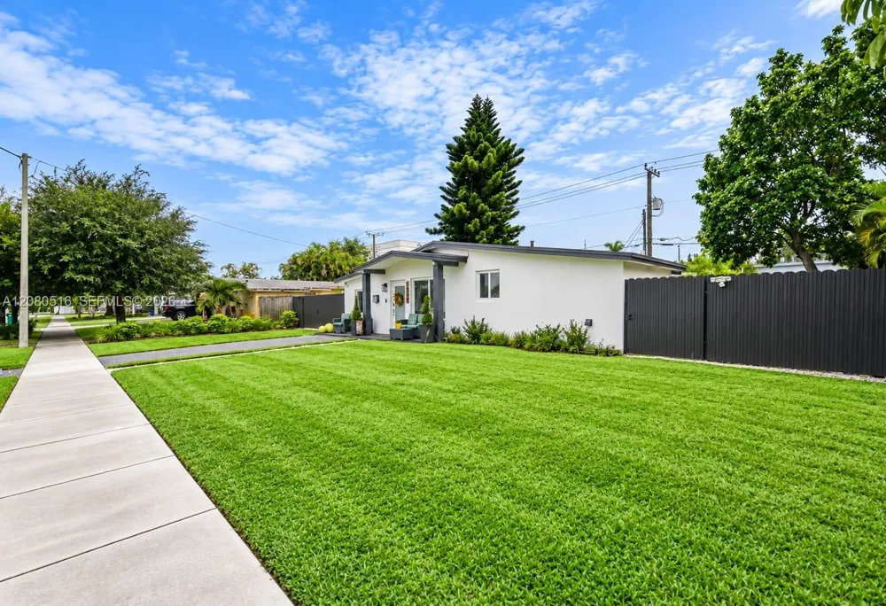 9900 SW 87th St Miami, FL 33173