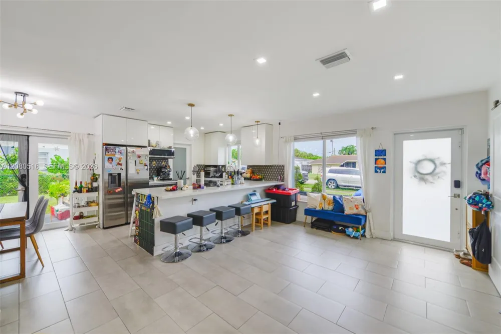 9900 SW 87th St Miami, FL 33173