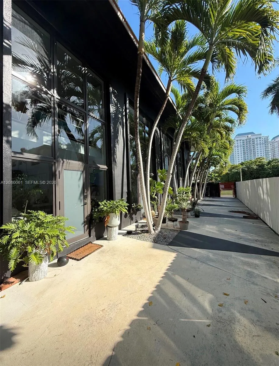 1040 NE 78th St Rd #2 Miami, FL 33138