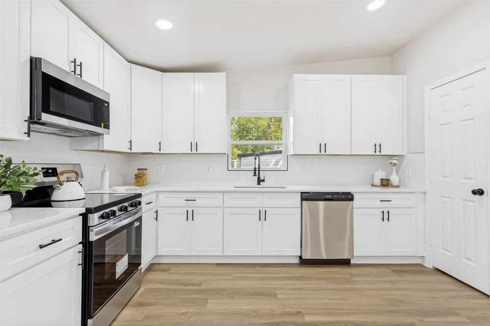 2613 Saturn Road Garland, TX 75041