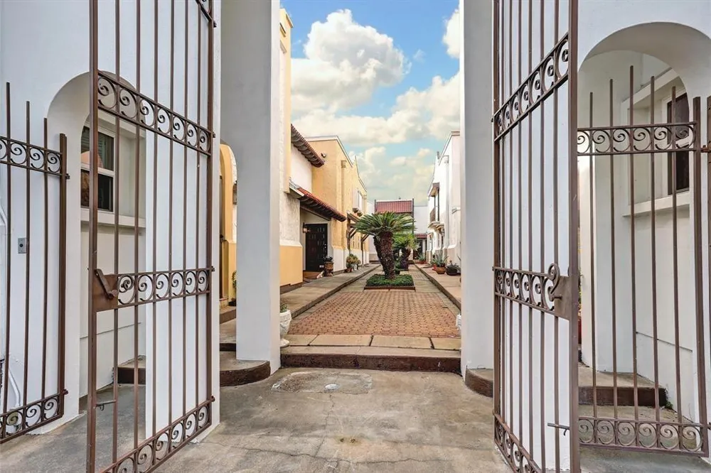 2744 Briarhurst Drive #2 Houston, TX 77057