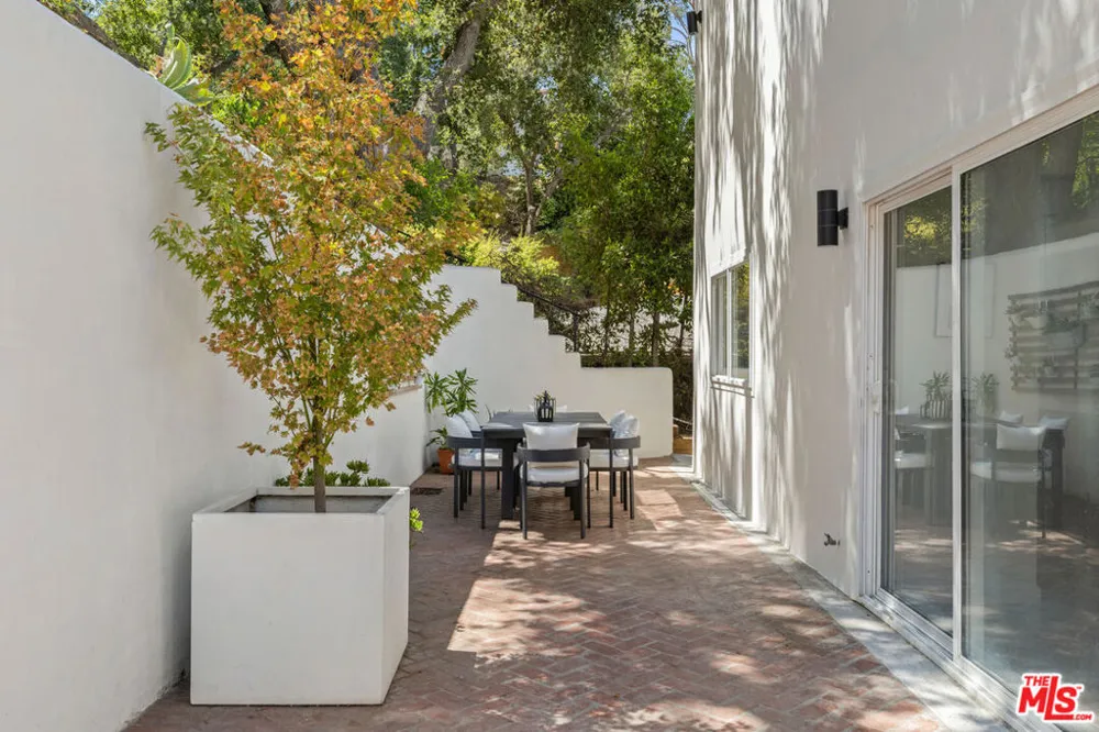 3750 Arbolada Road Los Angeles, CA 90027