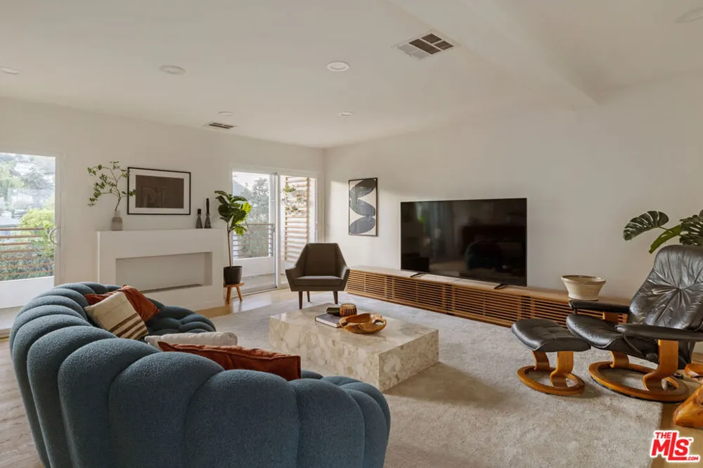3750 Arbolada Road Los Angeles, CA 90027
