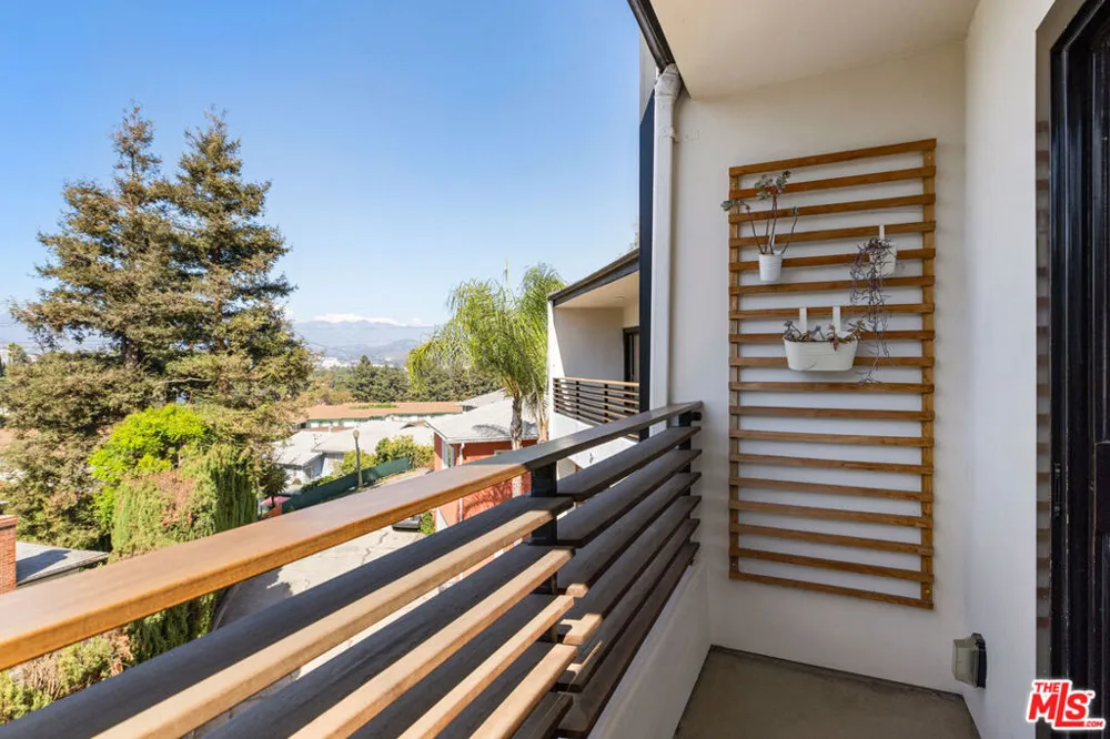 3750 Arbolada Road Los Angeles, CA 90027