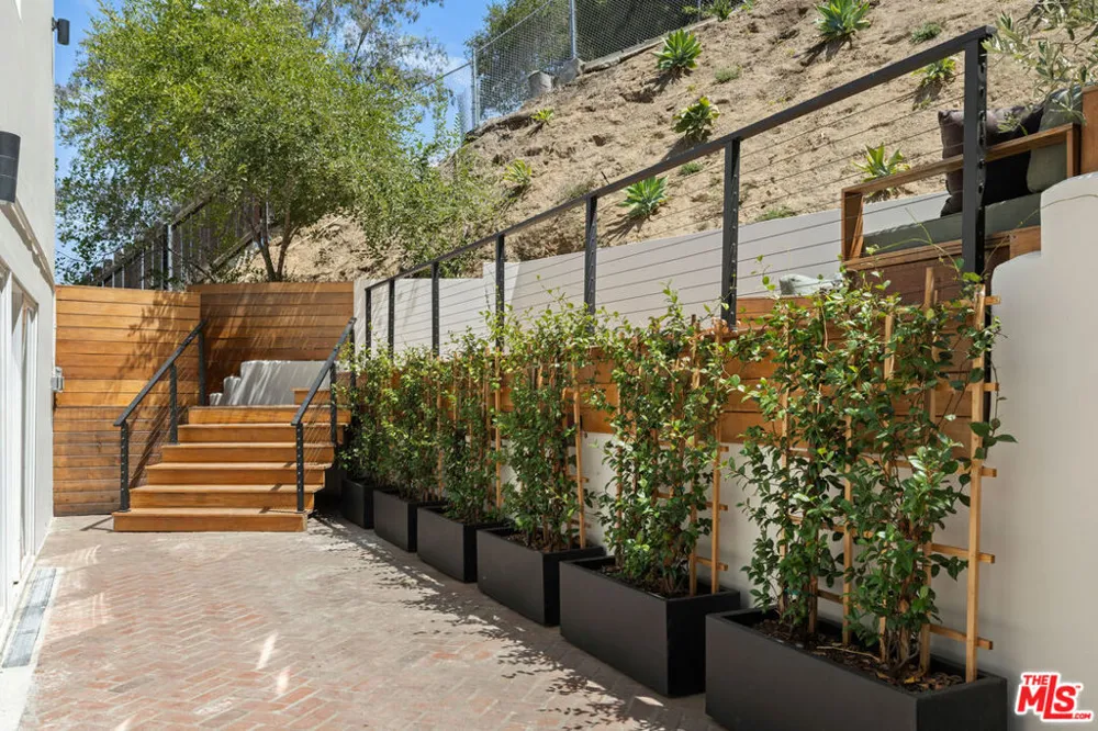 3750 Arbolada Road Los Angeles, CA 90027