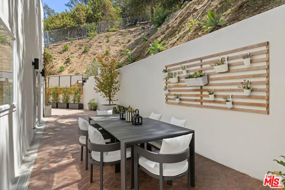 3750 Arbolada Road Los Angeles, CA 90027