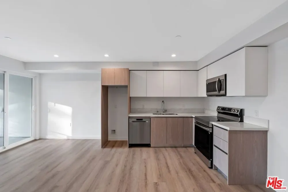 10918 Camarillo Street #502 North Hollywood, CA 91602