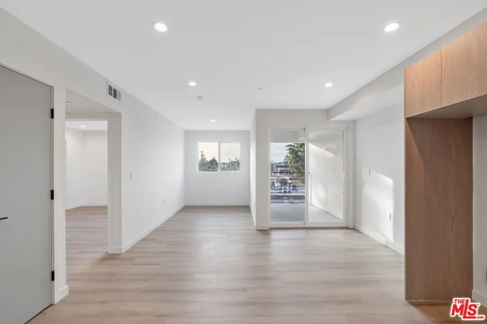 10918 Camarillo Street #502 North Hollywood, CA 91602