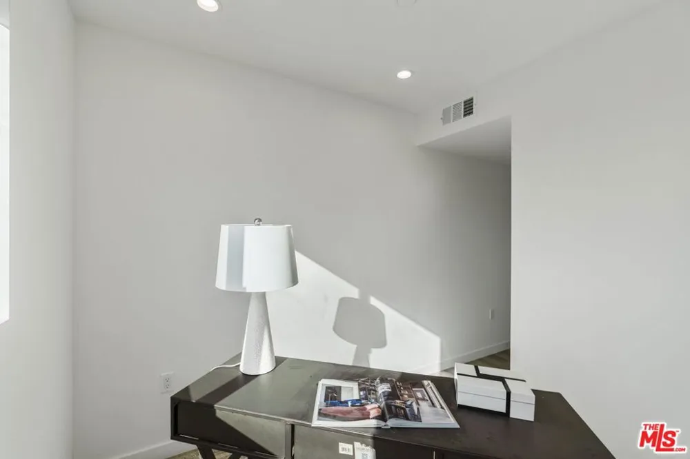 10918 Camarillo Street #502 North Hollywood, CA 91602