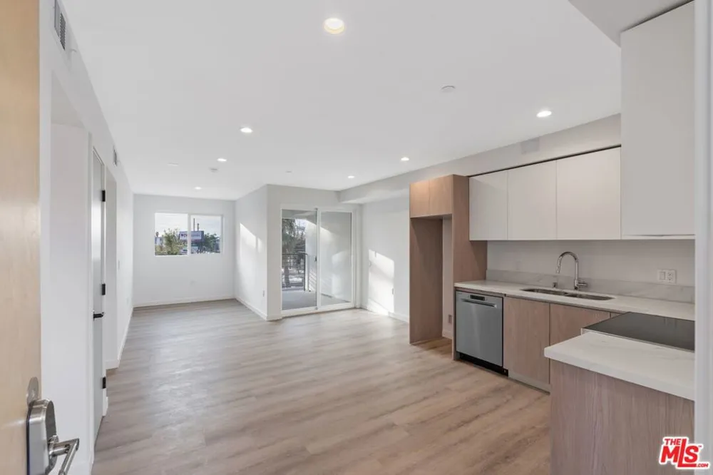 10918 Camarillo Street #502 North Hollywood, CA 91602