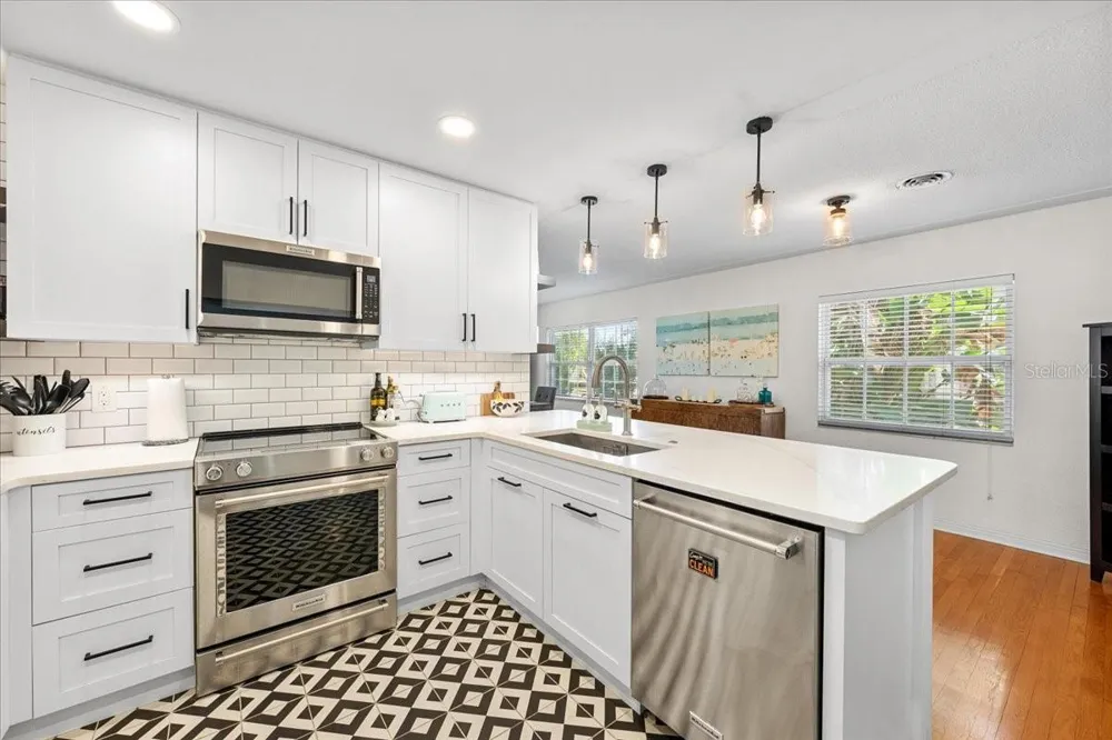 3528 FOSTER HILL DRIVE St Petersburg, FL 33704