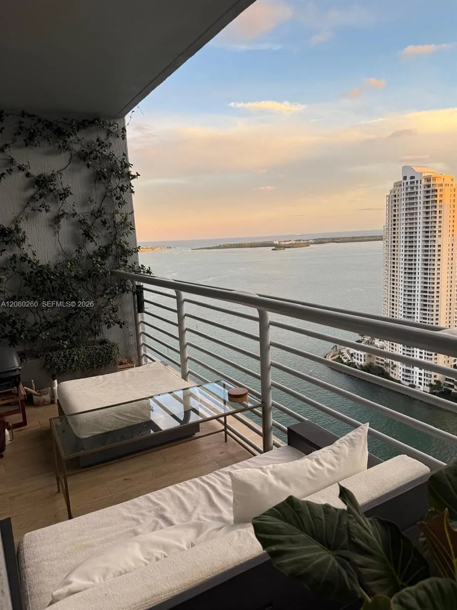 335 S Biscayne Blvd #3901 Miami, FL 33131
